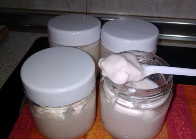 Yogur griego sabor fresa en yogurtera