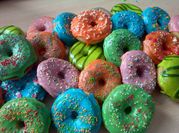 Una foto de donut rellenos de crema