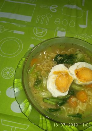 Foto resep Mie instan sayur sawi, wartel, telur asin dan makaroni simpel