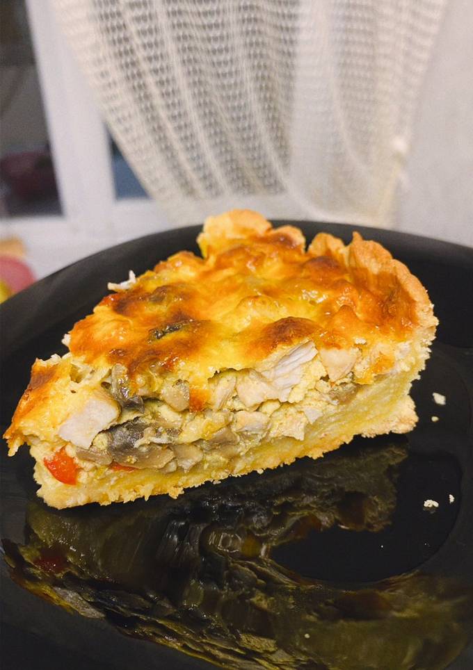 Кіш з куркою та грибами