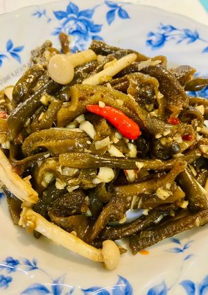 Hình của món Tảo xoắn xào nấm sả ớt.