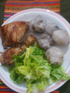 Una foto de Pollo dorado acompañado con chuño blanco y ensalada