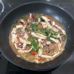 A picture of Stir Fried Squids with Basil.