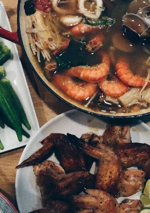 Oak的泰式海鮮湯河粉+鹽麴烤雞翅+清燙秋葵 的食譜成品照片