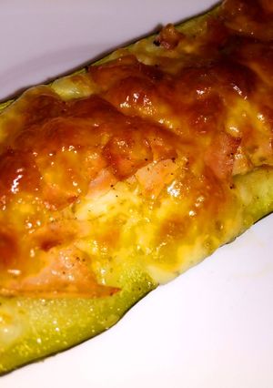 Sonkás-gombás töltött cukkini recept fotója