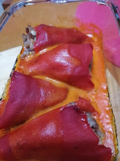 Una foto de Pimientos rellenos con salsa de tomate