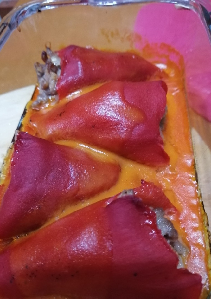 Una foto de Pimientos rellenos con salsa de tomate