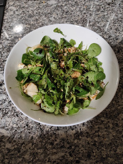 Una foto de Ensalada con gorgonzola, pera y maíz