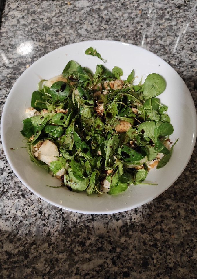 Una foto de Ensalada con gorgonzola, pera y maíz