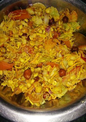 A picture of Bhel pudi.