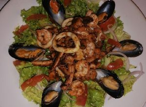 Una foto de Ensalada tibia de Marisco
