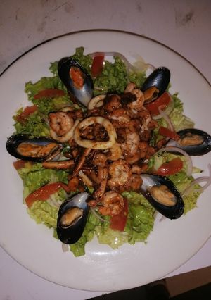 Una foto de Ensalada tibia de Marisco
