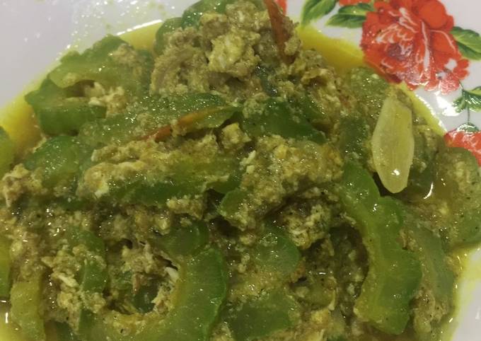 Resep mudah bikin Paria tumis telur campur kerisik kelapa yang nikmat