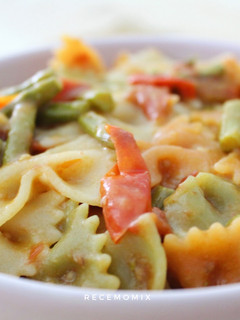 Una foto de Pasta risottata con espárragos y tomates con Thermomix