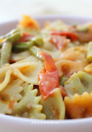 Una foto de Pasta risottata con espárragos y tomates con Thermomix