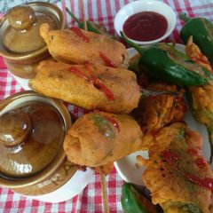 A picture of Mirchi vada.