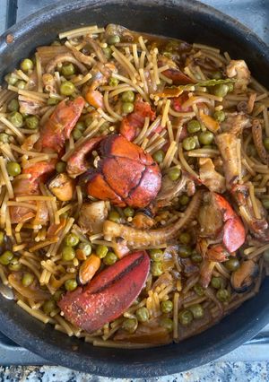 Una foto de Cassola de Fideus Amb Pop i Llamàntol (fideos a la Cazuela con Pulpo i Bogavante)