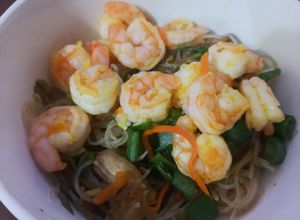 Una foto de Fideos Vermicelli salteados con Camarón y Verduras