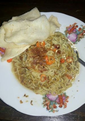 Foto resep Mi goreng nyemek (cara ribet menikmati mi goreng) 😁