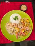 Moqueca de banana con brochetas de camarón