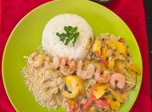 Una foto de Moqueca de banana con brochetas de camarón