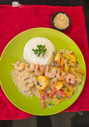 Una foto de Moqueca de banana con brochetas de camarón
