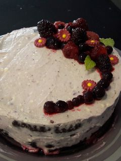 Una foto de Nude Cake de chocolate y frutos rojos