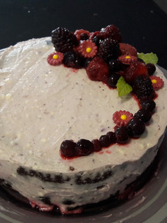 Una foto de Nude Cake de chocolate y frutos rojos