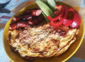 O poză a rețetei Omletă împăturită, cu cabanos și cașcaval.