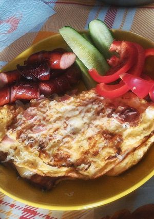 O poză a rețetei Omletă împăturită, cu cabanos și cașcaval.