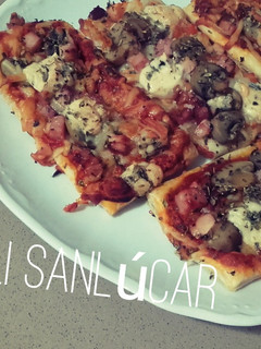 Una foto de Cocina de aprovechamiento -hojaldre estilo pizza con queso azul
