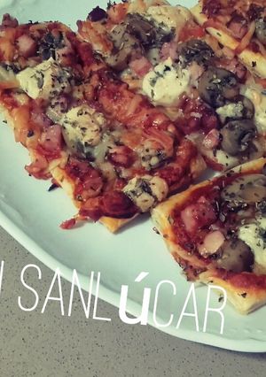 Una foto de Cocina de aprovechamiento -hojaldre estilo pizza con queso azul