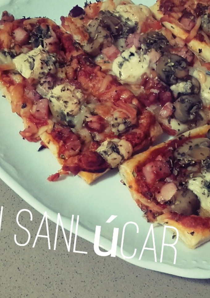 Una foto de Cocina de aprovechamiento -hojaldre estilo pizza con queso azul