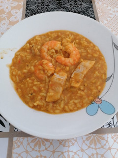 Una foto de Arroz con langostinos y merluza