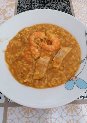 Una foto de Arroz con langostinos y merluza