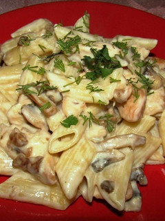 Фото Макароны с курицей, грибами и сыром.