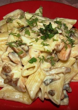Фото Макароны с курицей, грибами и сыром.