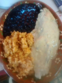 Una foto de Chilacas rellenas de pollo cubiertas de crema de elote