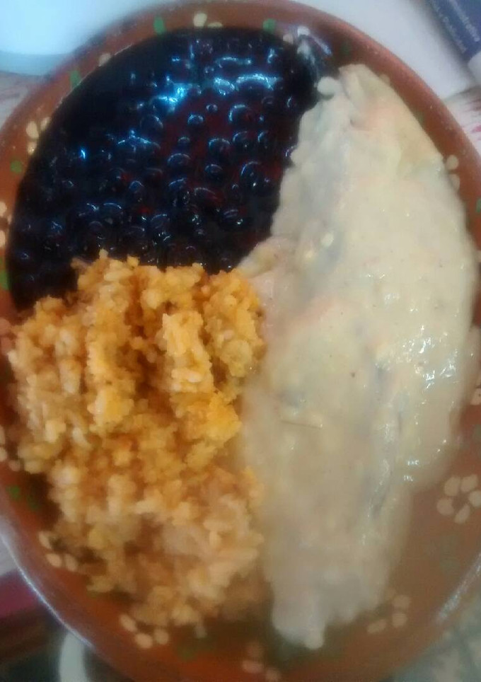 Una foto de Chilacas rellenas de pollo cubiertas de crema de elote