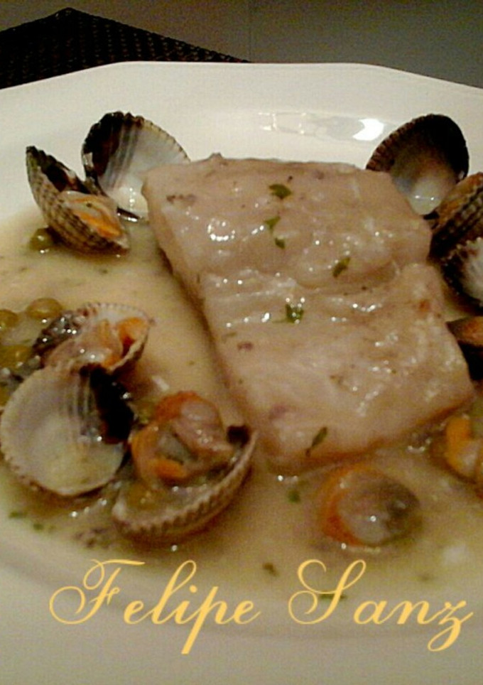 Una foto de Lomos de bacalao en salsa con berberechos