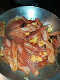 Salchichas con queso, tomate y cebolla