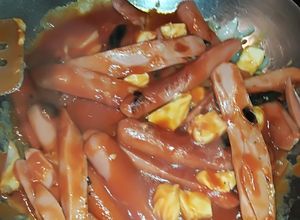 Una foto de Salchichas con queso, tomate y cebolla