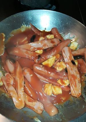 Una foto de Salchichas con queso, tomate y cebolla
