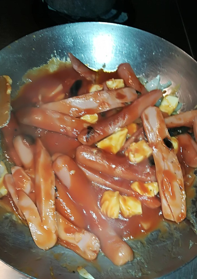 Una foto de Salchichas con queso, tomate y cebolla