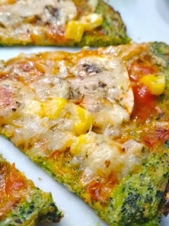 Una foto de Pizza de brócoli con champiñón natural