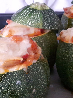 Una foto de Calabacines rellenos de verdura y atún