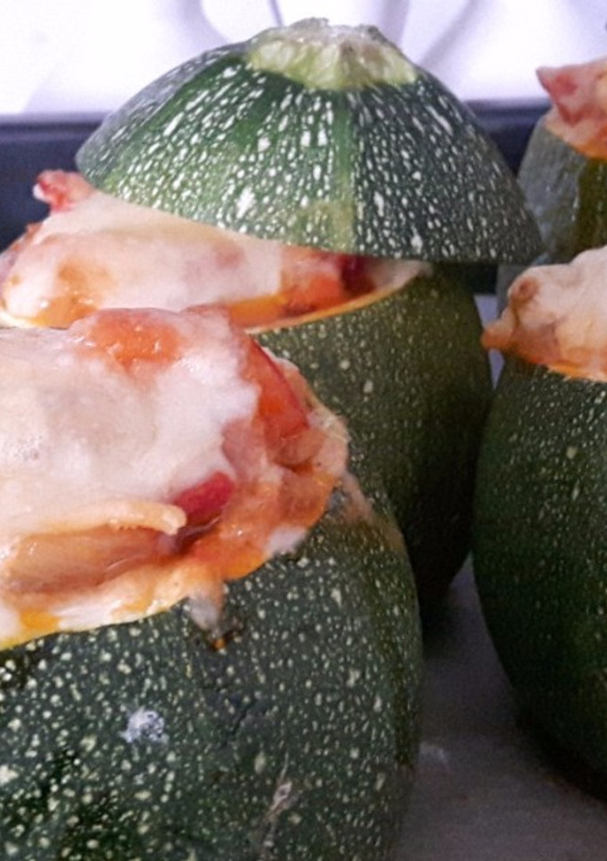 Una foto de Calabacines rellenos de verdura y atún