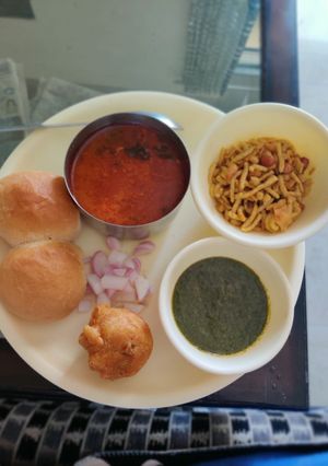 A picture of Missal vada pav.