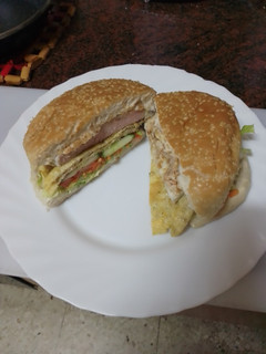 Una foto de Hamburguesa de pollo, tortilla francesa, queso curado y mayonesa de cebolla