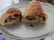 Una foto de pan con aceitunas